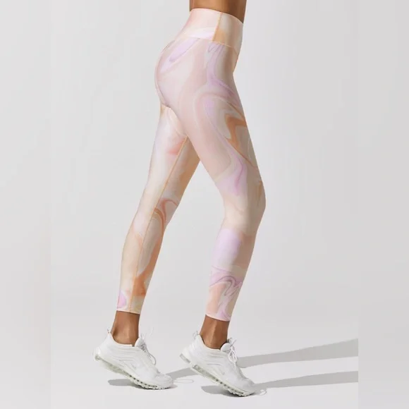 Carbon 38 Printed High Rise 7/8 Leggings in Warped Marble - Picture 4 of 10